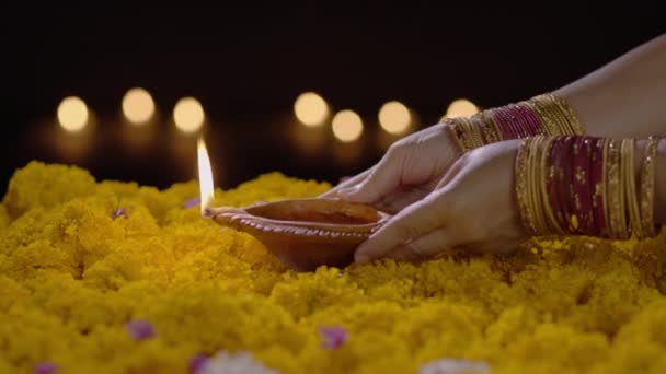 Clay Diya Lampy Svítí Během Diwali Oslavy — Stock video