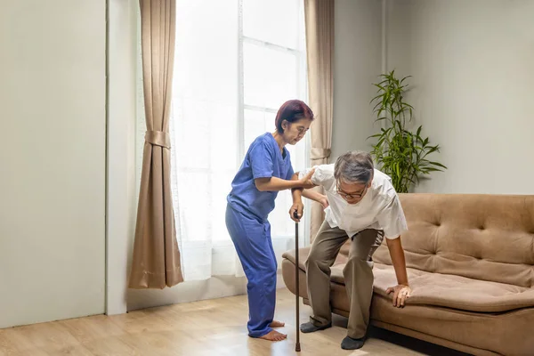 Caregiver Takecare Γηραιότερος Άνθρωπος Που Έχει Sarcopenia Μυϊκή Απώλεια Sarcopenia — Φωτογραφία Αρχείου