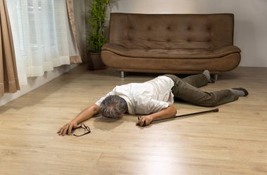 Asyalı son sınıf öğrencisi evde bastonla yürürken yere düştü ve yattı..