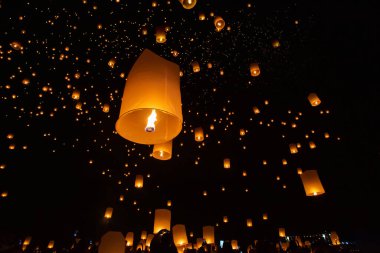 Loy Krathong festivalinde yüzen turist gökyüzü fenerleri, Chiang Mai, Tayland.