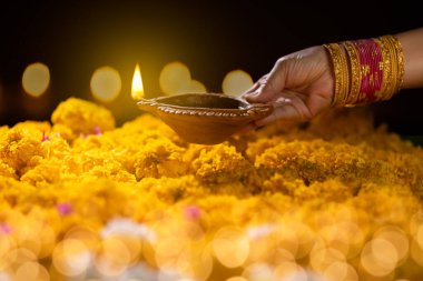 Diwali, Diwali ya da Dipawali kutlamalarında yanan Clay diya lambaları Hindistan 'ın en büyük ve en önemli bayramıdır..