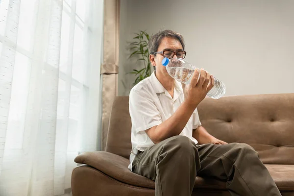 Senior Asiatico Uomo Allenamento Acqua Bottiglia Casa Preservare Sua Massa — Foto Stock