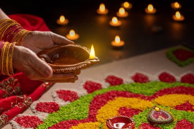 Diwali, Diwali ya da Dipawali kutlamalarında yanan Clay diya lambaları Hindistan 'ın en büyük ve en önemli bayramıdır..