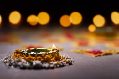 Mutlu Diwali - Diwali kutlamaları sırasında Diya lambaları yandı