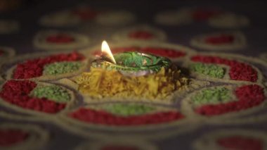 Diwali kutlaması sırasında yanan Clay diya lambaları, Diwali, veya Deepavali, Hindistan, Jains ve Sihs tarafından kutlanan büyük festivallerden biridir..