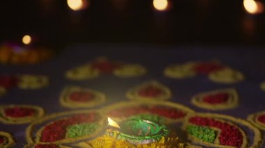Diwali kutlaması sırasında yanan Clay diya lambaları, Diwali, veya Deepavali, Hindistan, Jains ve Sihs tarafından kutlanan büyük festivallerden biridir..