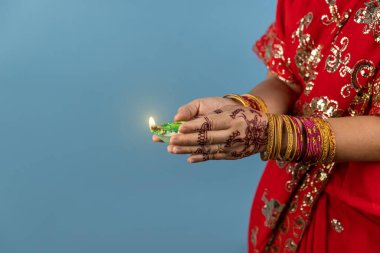 Mutlu Diwali - Diwali kutlamaları sırasında Diya lambaları yandı