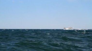 Deniz dalgaları tekne