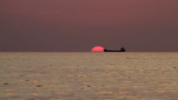 Navio no fundo por do sol mar — Vídeo de Stock