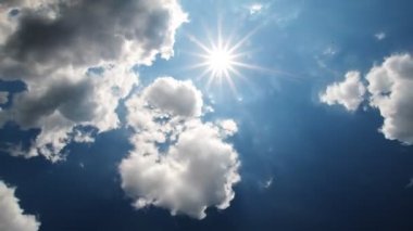 bulutlu gökyüzü güneş ile