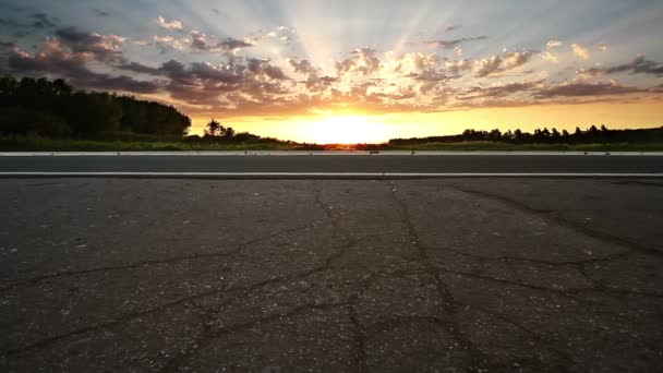 Pôr do sol na estrada — Vídeo de Stock