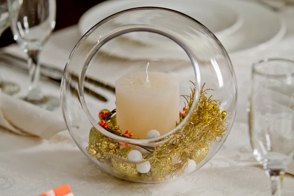 Ajuste de la vela en una mesa de cristal fino en un restaurante — Foto de Stock