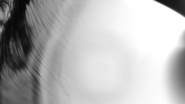 beyaz mürekkep sıçramak. mürekkep kanama bloom. genişleyen siyah