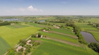 nehir ve alanlar üzerinde uçan