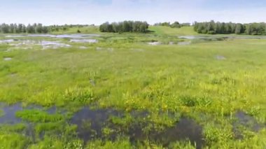 nehir ve alanlar üzerinde uçan