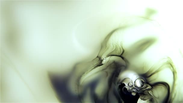 éclaboussure d'encre sur expansion blanche .