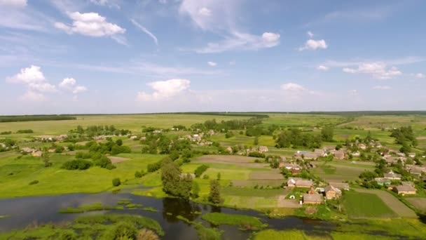 survoler la rivière et les champs 