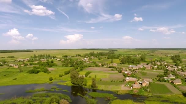 Latające nad rzeka i pola — Wideo stockowe