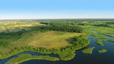 Nehir, alanları ve orman üzerinde uçan