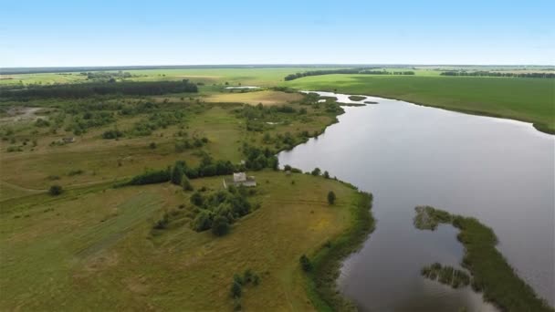 champ vert et rivière 