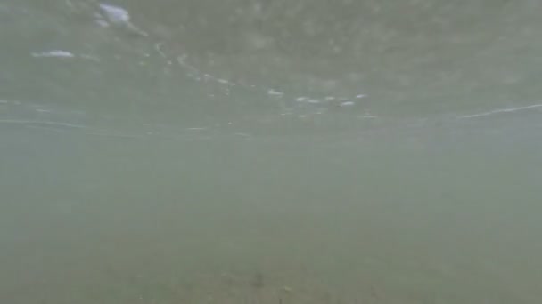 Olas en la playa bajo el agua — Vídeo de stock