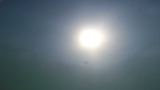 Rayos de sol subacuáticos y buceador — Vídeo de stock