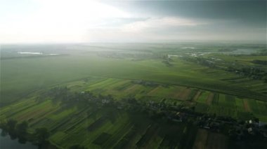 Köyü ve alanlar kuşbakışı Sunset'teki ile