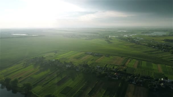 Село та поля з видом на пташине око на заході сонця — стокове відео