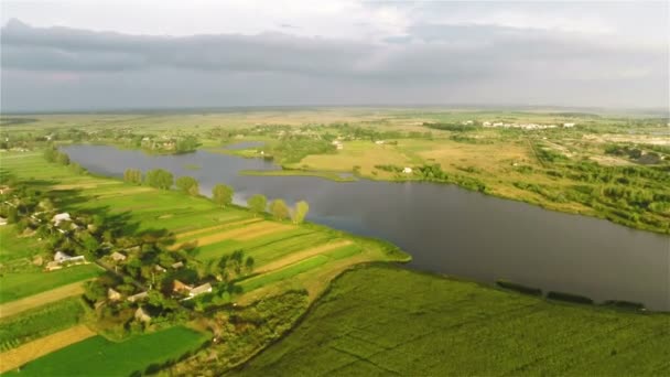 Політ над річкою і полями — стокове відео
