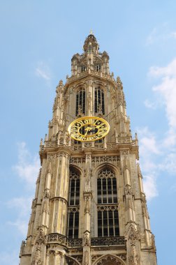 tarihi binaların arkasında bizim hanımın-Antwerp katedral kule