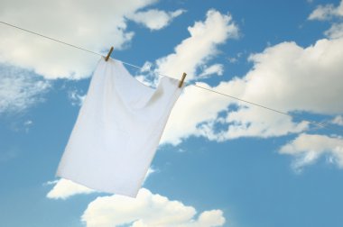rüzgarla bulutlu gün içinde kuruma beyaz taze yıkanmış mutfak havlusu