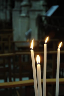 Katolik kilisesinde dört beyaz mumlar
