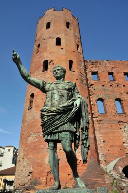 Turin Porta palatina ile heykeli Roma imperor, İtalya