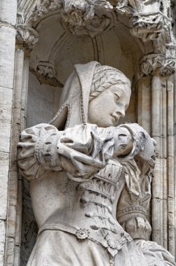 güzel duvar Brüksel grand yerine bina Gotik Ortaçağ elbiseli genç kadın heykeli