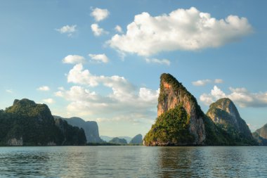akşam peyzaj yakınındaki uzak adalar ve sakin deniz phuket