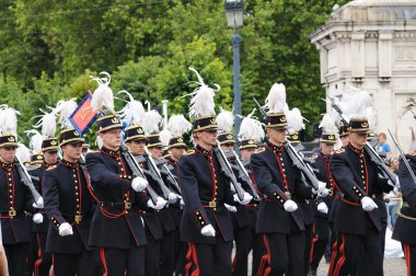Belgische cadetten deelnemen aan militaire parade tijdens de nationale feestdag van België