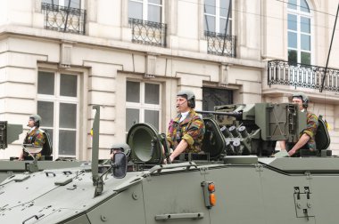 Belçika ordusu sırasında Belçika Milli Günü askeri geçit modern ekipman gösterir