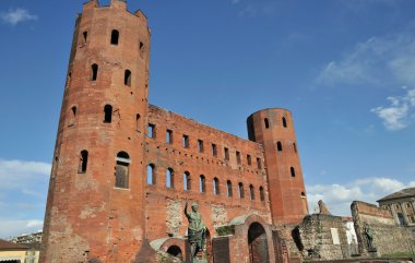 kalıntıları Roma porta palatina üzerinde mavi gökyüzü Merkezi, Torino, İtalya
