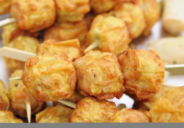 Tayland yemeği - metal bir tepsi içinde tahta sopalarla etli dolma hamur