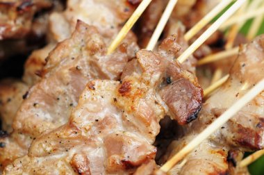 tahta sopalarla taze et Tay geleneği içinde kızarmış