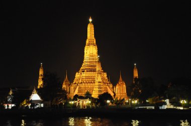 bangkok, Tayland'ın tarihi merkezinde tapınaklarda gece manzarası