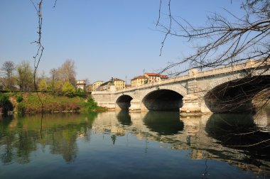 güneşli bir gün içinde Turin eski köprü