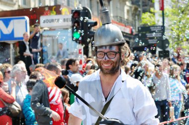 19 Mayıs 2012 Brüksel'deki zinneke geçit töreni sırasında bir kompozisyon içinde ateş tanımlanamayan bir katılımcı gösterir