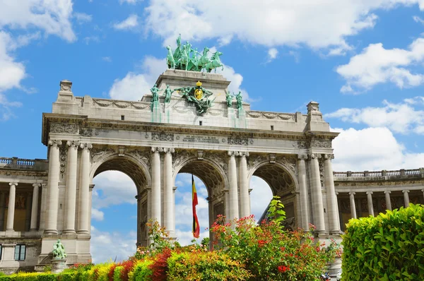 Triumph Arch in Cinquantennaire Parc in Brussels in clear autumn day — Stock Photo, Image