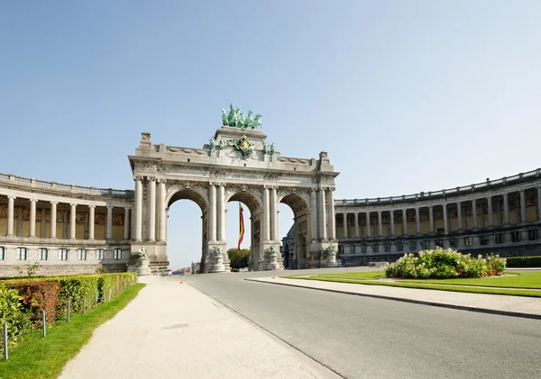 Triumf arch cinquantennaire parc w Brukseli w dzień jasny jesień — Zdjęcie stockowe