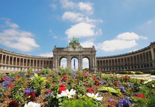 Arco Triunfal no Parque Cinquantennaire, em Bruxelas, no verão, com flores na frente — Fotografia de Stock