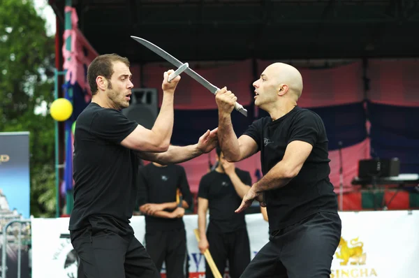Zwei unbekannte künstler zeigen martial arts übung während des asia & u festivals — Stockfoto