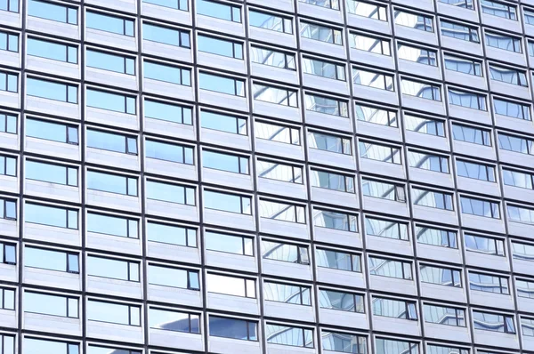 Moderní budova odrazy v systému windows další budovy — Stock fotografie