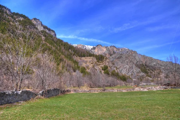 Landskap med snøfjell nær landsbyen Bardonecchia i Piemonte i Nord-Italia – stockfoto