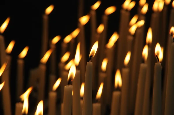 Righe di candele di accensione nella chiesa cattolica — Foto Stock